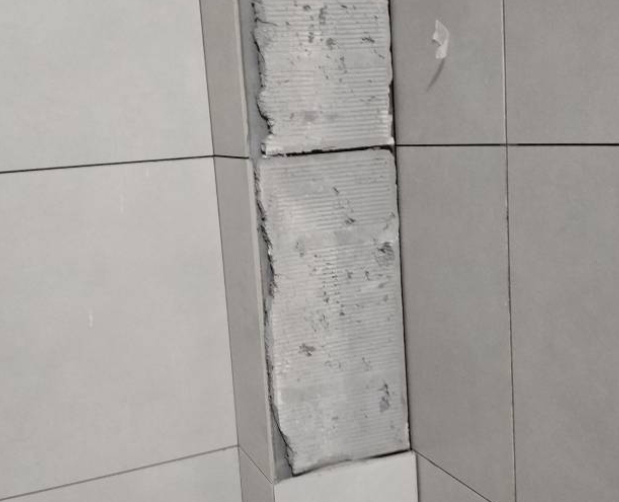 湘潭瓷砖空鼓维修公司分享下瓷砖施工前基层浇水润湿程度不足，可能导致以下问题